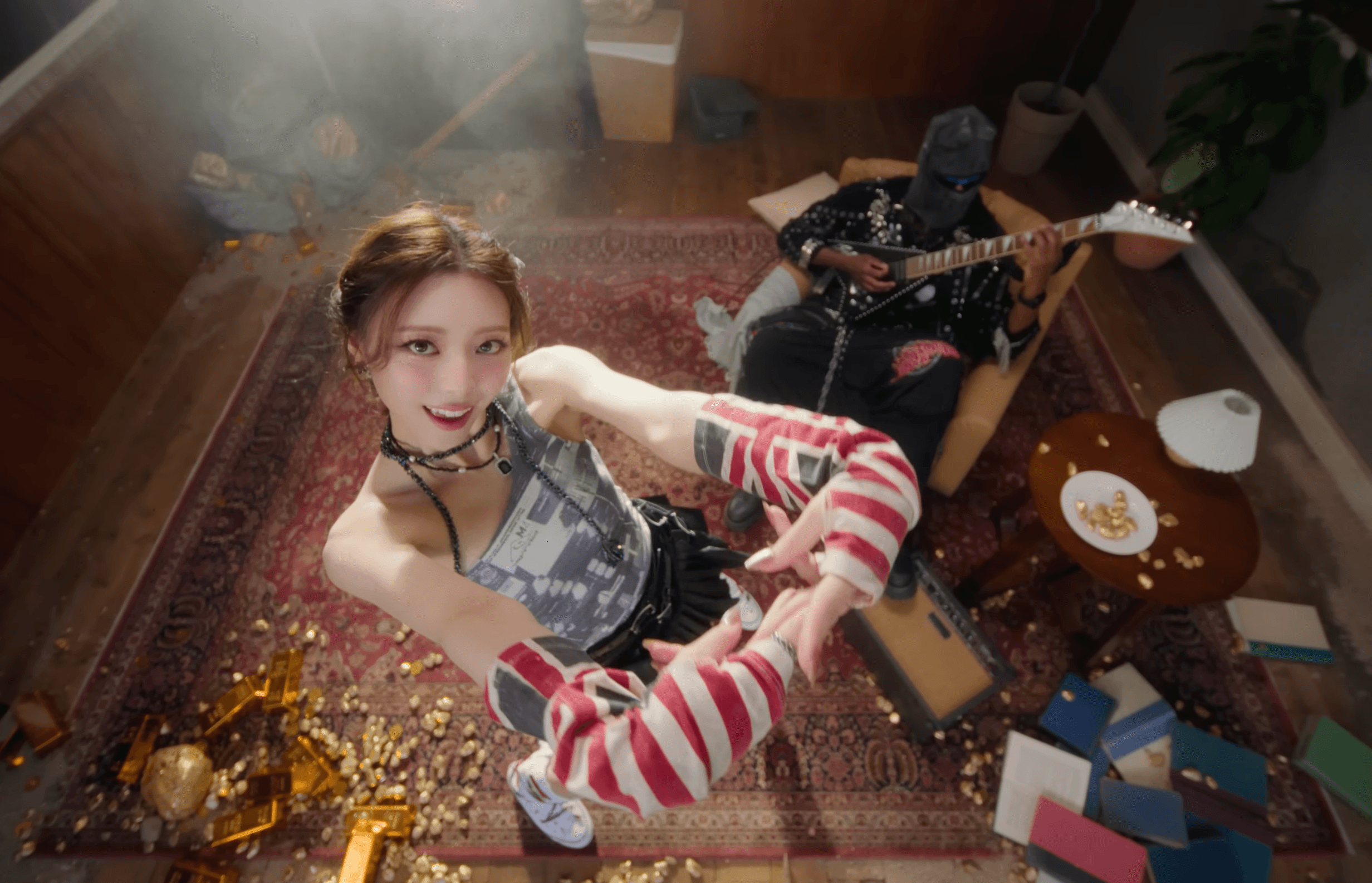 ITZY - GOLD still 2