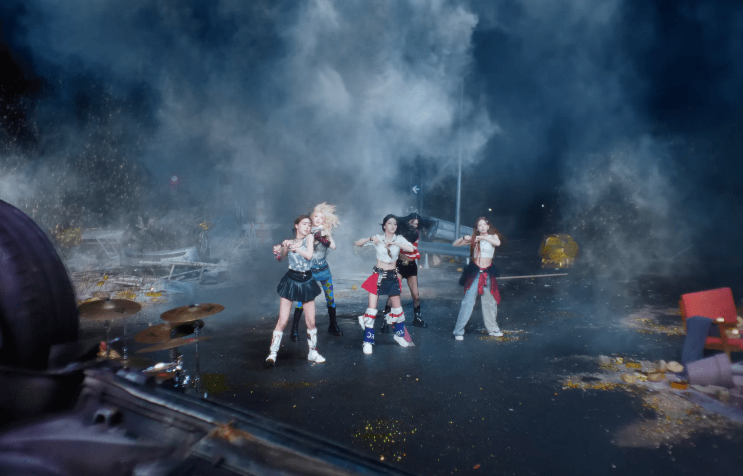 ITZY - GOLD still 3