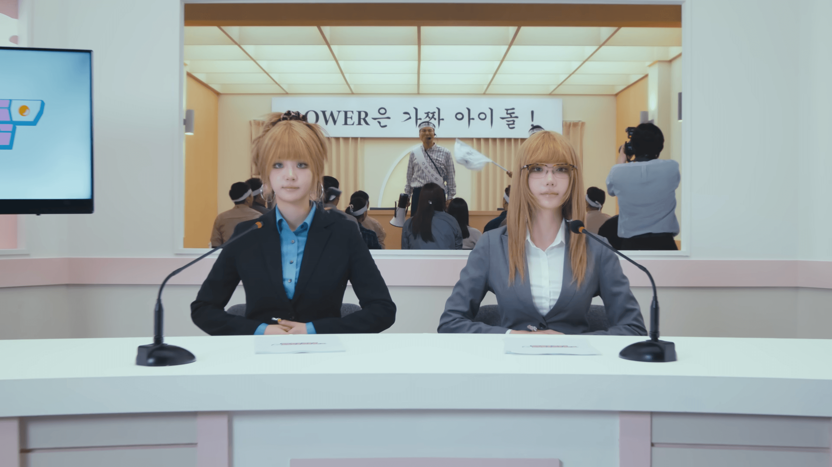 QWER - FakeIdol still 1
